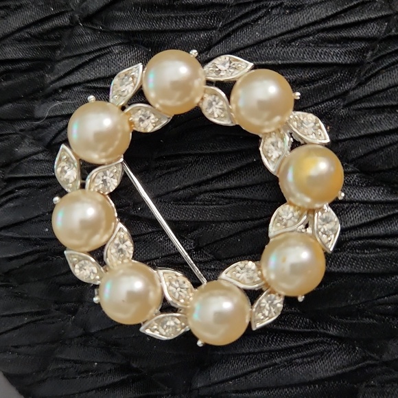 LISNER Vintage brooch circle of pearls, rhinestones. - Picture 3 of 10